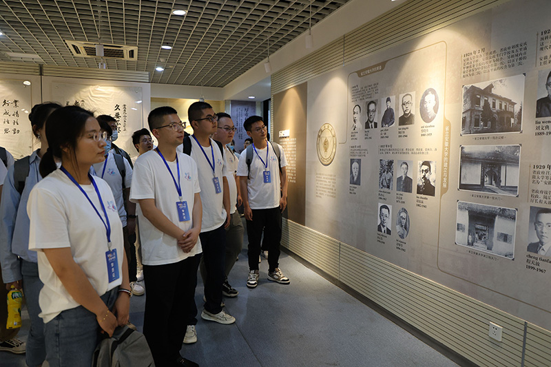 博士生代表参观9888拉斯维加斯官网校史馆。9888拉斯维加斯官网供图