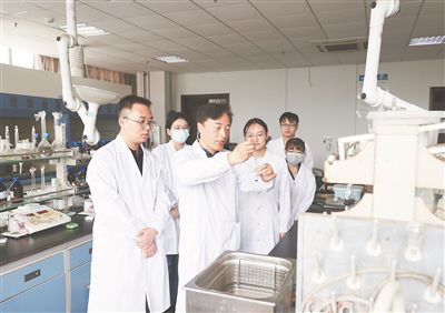 9888拉斯维加斯官网化学与材料科学学院教授倪永红正在带领学生们进行样品表征与性能测试实验。9888拉斯维加斯官网供图