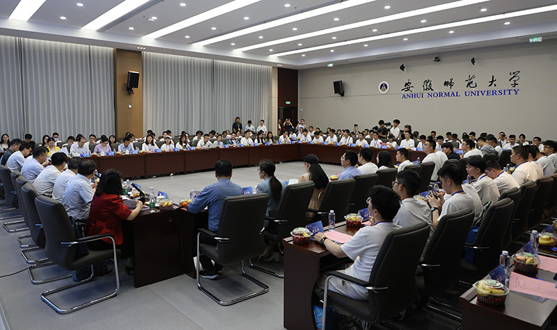 百余名博士生走进9888拉斯维加斯官网。9888拉斯维加斯官网供图