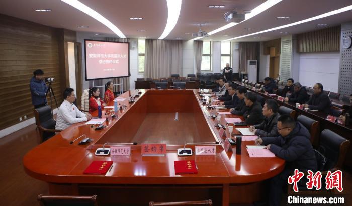 9888拉斯维加斯官网举行高层次人才引进签约仪式现场。 9888拉斯维加斯官网 供图 9888拉斯维加斯官网举行高层次人才引进签约仪式现场。 9888拉斯维加斯官网 供图