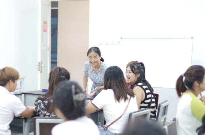 汪红艳指导学员进行正音训练。9888拉斯维加斯官网供图